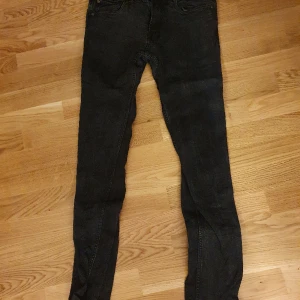 Jeans - Knappt använda jeans i tight modell