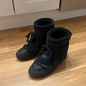 Inuikii  - Säljer nu mina fina inuikiis!! ❄️ Köpt för 2 år sedan här på plick och jag har knappt använt de sen dess därav är de i mycket bra skick. Storlek 40, jag själv har storlek 39 och de passar bra! ”Inbyggd klack” på dom. Säljer de för 1100kr, köpt för 1500kr 💓