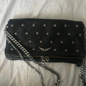 Zadig väska med stjärnor  - Den "vanliga" storleken. Har några defekter. Går ej att köpa längre.💛 Pris kan diskuteras vid snabb affär💕💛