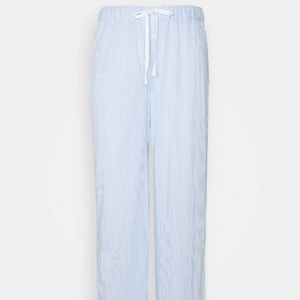 Säljer mina pyjamasbyxor från Ralph Lauren för kommer inte till användning, dom är väldigt sköna med en tunt material💖säljer för 300kr + frakt, nypris 619kr. Jeans & Byxor.