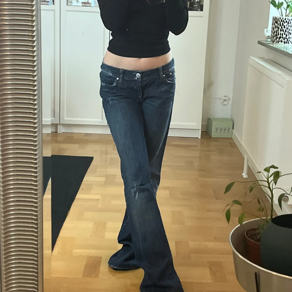 Superfina lågmidjade jeans från Victoria Beckham, fint skick💕storlek w28 L35. Skriv vid frågor eller fler bilder. Midjemått: 79cm Innerbenslängd: 85cm . Jeans & Byxor.