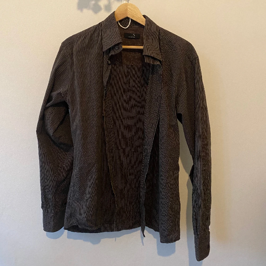 Brunrandig skjorta  - 91