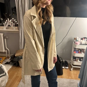 Kappa i skinnimitation 🤍 - Ljus beige kappa (färgen framkommer inte på bild men den är ljusare i verkligheten). Köpt för 2 år sen på Zalando men kommer inte till användning längre🤍