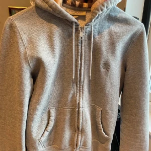 Burberry Hoodie  - Vet inte när tröjan är köpt eller hur mycket den är använd då det är min väns men den ser ut att vara i fint skick.❤️