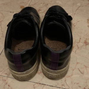 Eytys skor  - Svarta sneakers från eytys, slitna där bak (syns på sista bilden) men annars fina och i väldigt bra skick och undrbara att gå i, dock försmå för mig…