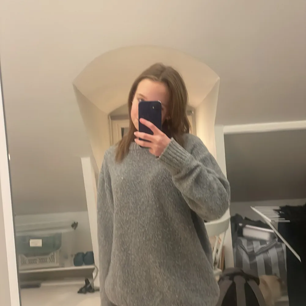 Jätte skön och gosig tröja från H&M. Köptes förra året men är knappt andvänd, har endast haft på den hemma satt den är inte sliten på något sätt. Den är lite nopprig som man ser på bilden men är inget speciellt man tänker på. Köparen står för frakten❤️. Neuleet.