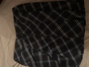 Svart/vit och svart/blå kjolar - Säljer de båda för 100kr st. Använt den blåa en gång men de båda är i bra skick.