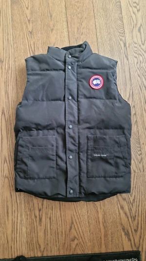 Canada goose väst  - Säljer nu min äkta canada goose väst eftersom jag inte längre använder den längre. Pris kan diskuteras. Knappast använd och är i nyskick.