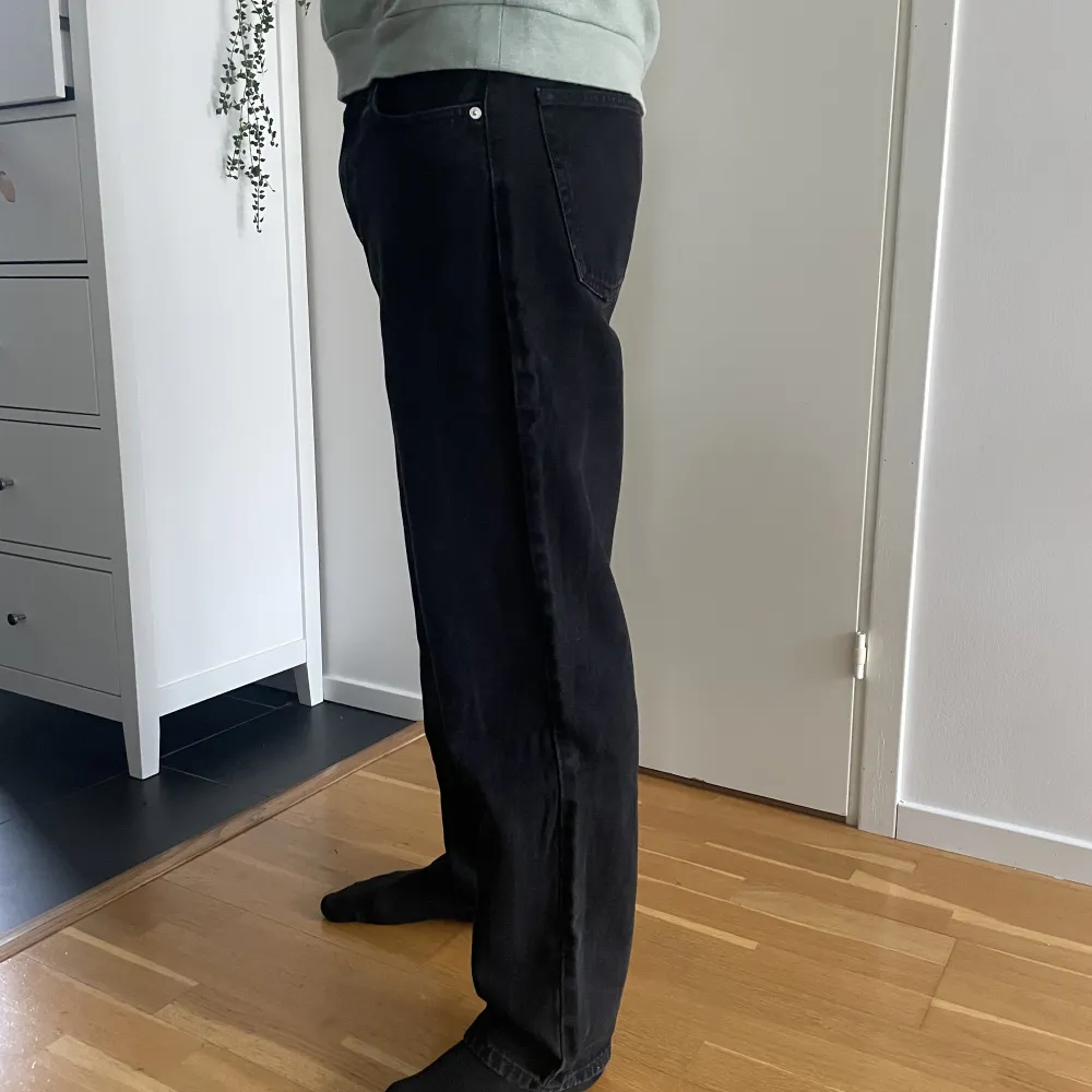 Svarta jeans från Sweet SKTBS. Använda fåtal gånger, nyskick. Ordinarie pris: 599kr. Modellen är 183cm.. Jeans & Byxor.