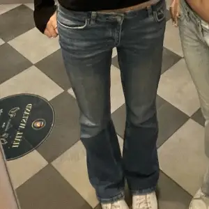 Trendiga lågmidjade jeans från Gina tricot young, jeansen är storlek 158. Jag är 165cm och längden är perfekt. Dom har ett hål precis ovanför vänstra knä som inte syns i första bilden🥰Dm:a för fler bilder!