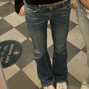 Lågmidjade jeans - Trendiga lågmidjade jeans från Gina tricot young, jeansen är storlek 158. Jag är 165cm och längden är perfekt. Dom har ett hål precis ovanför vänstra knä som inte syns i första bilden🥰Dm:a för fler bilder!