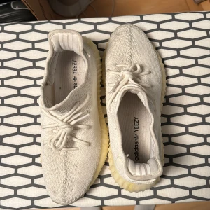 Yeezys triple white - Minimalt använda dom va för trånga för min fot