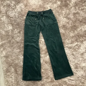 Juicy conture Byxor  - Säljer ett par gröna juicy byxor. Jag säljer dom för att byxorna är försmå. Har använt några gånger. Dom är jättebra skick ❤️💓