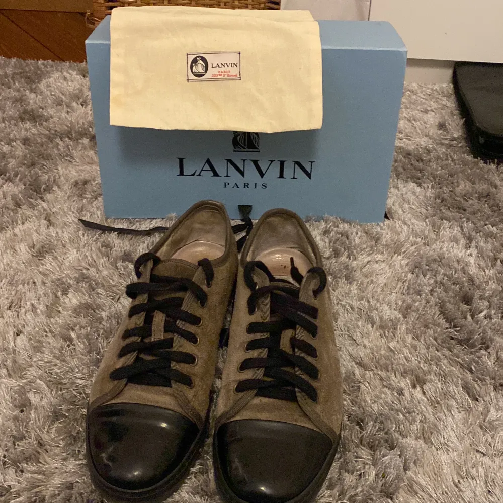 Tjena jag säljer mina fina Lanvins i storlek 39/ uk 5. Jag säljer skorna pga att det har blivit för små. Skorna är såklart äkta. I skick 8/10. Säljer skorna åt min kompis.. Skor.