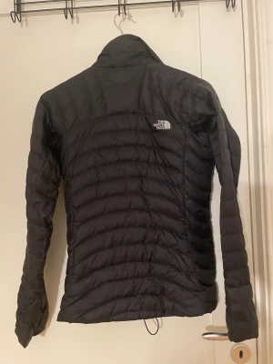 En tunn northface jacka - Jackan är använd med få slitningar, den är ganska liten i passform. Köpt i butik i Stockholm 