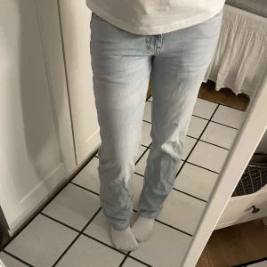 Jeans  - Jätte fina jeans från Gina tricot! Mid:waist jeans. Strl 36! Toppen skick! Nypris 559kr mitt pris 75kr 💞🌟💞🌟 
