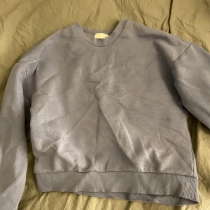Tröja - En snygg croppad blå tröja från gina tricot, färgen syns bäst från sista bilden. Den är storlek xs 