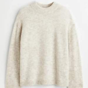 Sååå snygg och varm hm tröja i nyskick! Originalpris: 600. Den är använd bara ett fåtal gånger. 35% alpaca ull och 35% vanlig ull som gör den extra varm! Modellen är lite oversized/boxig 🥰 Färgen skulle jag säga är lite spräckligt ljusbeige/beige! 🎀