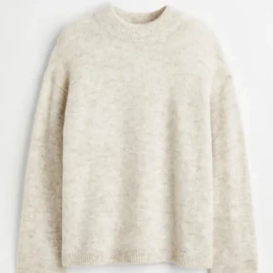 Alpaca ull tröja HM - Sååå snygg och varm hm tröja i nyskick! Originalpris: 600. Den är använd bara ett fåtal gånger. 35% alpaca ull och 35% vanlig ull som gör den extra varm! Modellen är lite oversized/boxig 🥰 Färgen skulle jag säga är lite spräckligt ljusbeige/beige! 🎀