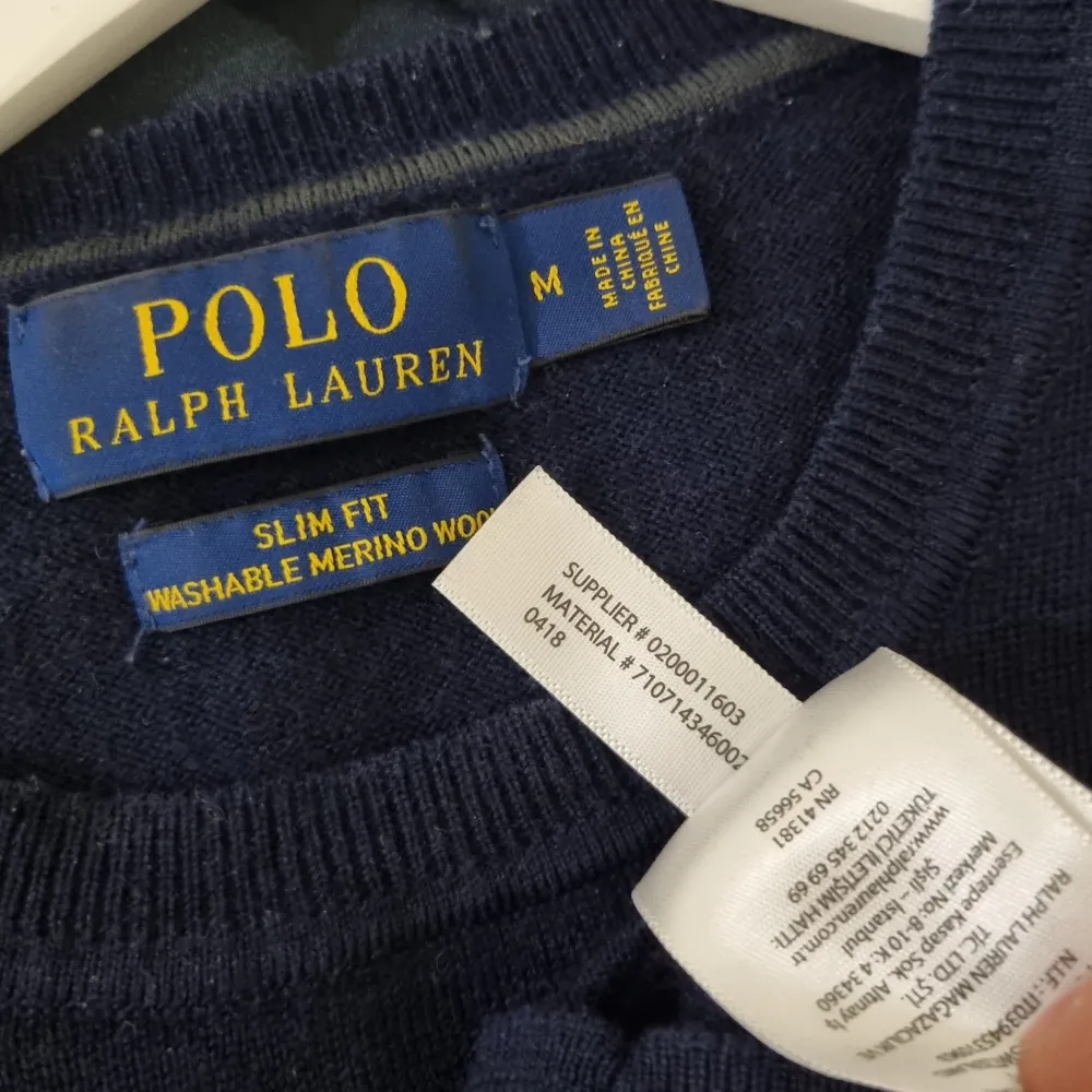 Säljer min snygga Polo Ralph Lauren, Merino Crew Neck Pullover. Den är i 100% Merino Ull, väldigt mjuk och skön. Nypris ligger på 2200 kr. Tröjor & Koftor.