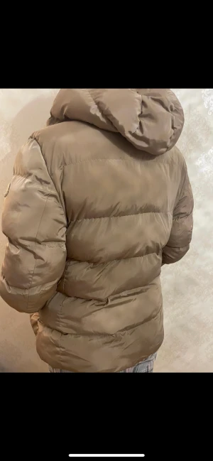 Moncler jacka  - Moncler jacka är som ny storlek 40