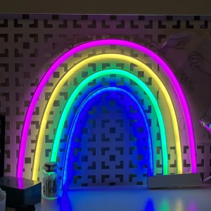Neonlampa - Regnbåge upplyst i neon, köpt på lagerhouse för 500kr. Vid köp av andra av mina saker kan jag sänka priset.