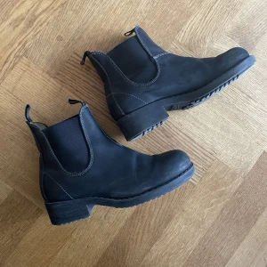 Boots Johnny Bulls - Boots från Johnny Bulls i strl 38. Hämtas på Kungsholmen. Köpare står för frakt om paketet ska skickas.