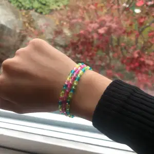 Hemgjorda armband i olika färger priset är 2kr styck eller 7kr för alla kontakta mig om ni är intresserade💖