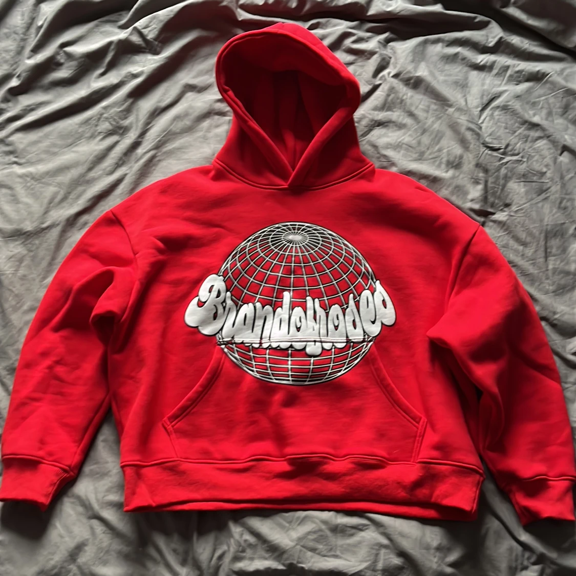 Hoodie med snyggt tryck  