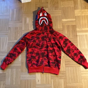 Bape hoodie  - Tja! Säljer denna nästan helt nya bape hoodien. Säljer den då den inte passar längre. Använd ett fåtal gånger 10/10 skick. Står som L men passar som en S. Skriv vid fler frågor 👍