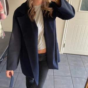 Marinblå kappa - Superfin marinblå kappa som jag köpt i Danmark, använd fåtalgånger. Bra skick, du kan ha den så som på bilderna men även knyta den💞