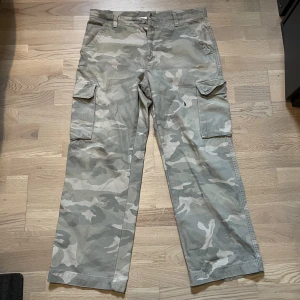 Camo cargo pants - Lite hål på baksidan annars rätt bra skick! Storlek 34/32