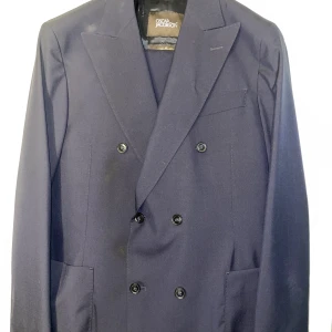 Oscar Jacobsson Erik dubbelknäppt  - Säljer nu min bröllopskostym. Den är enbart buren en gång.  Kostymen säljes som komplett och inte delvis. Hela kostymen ligger på 8000+ ordinarie pris med byxor, kavaj och väst.   Föredrar en försäljning face to face men går även att frakta.  