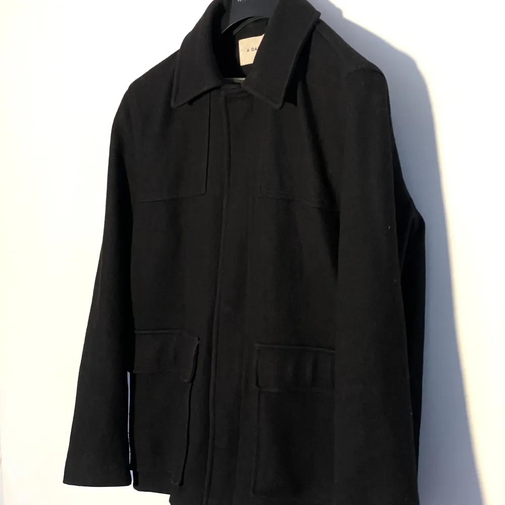 Tagus Patch Pocket Wool Jacket Black. Riktigt snygg tjockare höst/ vinterjacka från A Day's March. Storlek S. Knappt använd. Ligger på 3300kr i butik.. Jackor.