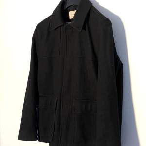 Tagus Patch Pocket Wool Jacket Black. Riktigt snygg tjockare höst/ vinterjacka från A Day's March. Storlek S. Knappt använd. Ligger på 3300kr i butik.