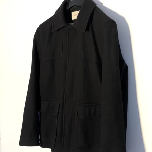 A Day’s March Jacka Herr - Tagus Patch Pocket Wool Jacket Black. Riktigt snygg tjockare höst/ vinterjacka från A Day's March. Storlek S. Knappt använd. Ligger på 3300kr i butik.