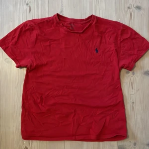Ralph Lauren t-shirt - Ralp Lauren t-shirt i storlek S. Skick 8/10 och sitter perfekt på 173-178. 