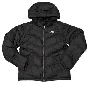 En svart Nike puffer jacket i storlek 158-170 Cm (som är XL i barnstorlek) eller XS i vuxen storlekar  Säljs pga använder inte Inga skador eller märken (som ny) Ny pris 1200kr mitt 600