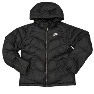 Nike puffer jacka - En svart Nike puffer jacket i storlek 158-170 Cm (som är XL i barnstorlek) eller XS i vuxen storlekar  Säljs pga använder inte Inga skador eller märken (som ny) Ny pris 1200kr mitt 600