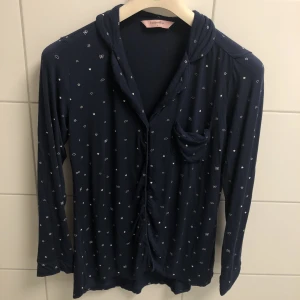 Hunkemöller Pyamasskjorta  - Världens skönaste pyamaskjorta från Hunkemöller storlek S. Passar S-M. 95% Viskos och 5% elestan, 