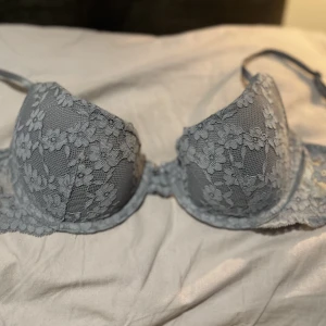 Bh - Säljer denna asss snygga bh:n då den inte har kommit till användning💕för den är för liten💓ord pris 400kr men säljer för 299kr