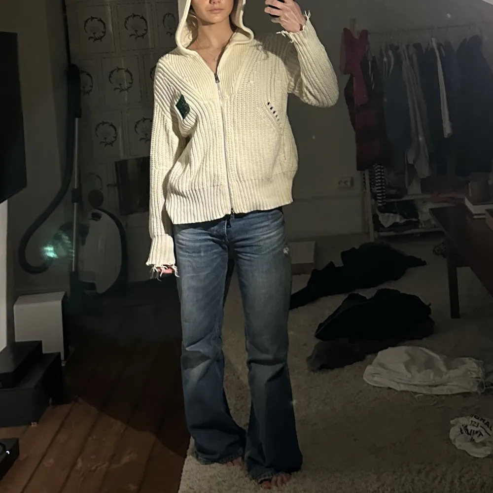 Säljer denna vita kofta med grön bröstdetalj från Zadig & Voltaire! Gammal modell, knappt använd:) kommer inte exakt ihåg men tror nypris låg på runt 3000 kronor. står ingen storlek men jag bär vanligtvis S som riktlinje!. Neuletakit & Villapaidat.