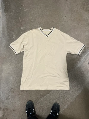 Oversized t-shirt - Stor tröja som man kanske kan sy upp? Väldigt fin dock. Storlek XL