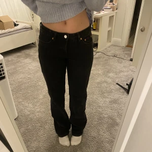 Arrow jeans - As snygga jeans från Weekday i modellen Arrow Low i färgen Tuned Black.💕 Säljer pågrund av att dom aldrig kommit till användning. 