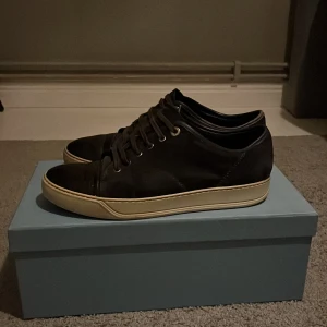 Lanvin skor - Tjena säljer nu dessa tvärfeta lanvin skorna i storlek 42-43 dom är i använt skick men har mycket liv kvar kan sänka i pris vid snabb affär!!