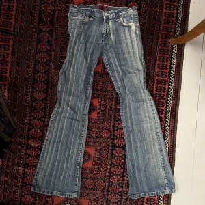 BOOTCUT RANDIGA JEANS - STRETCHIGA LOWCUT JEANS MED PERFELT PASSFORM MÅTT: innerbeneslängd: 80 cm midja: 35 cm (sida till sida) skrev till knapp: 23 cm stuss: 37 cm