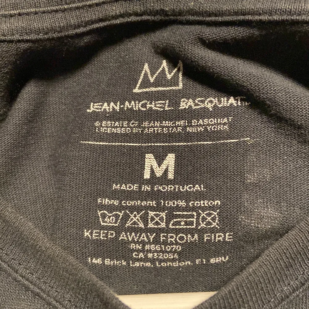 Hej! Säljer denna feta tröja från Jean Michael Basquiat som är köpt för 450kr. Säljer pga att den är för liten för mig! Den är i fint skick. PM vid frågor😇. T-shirts.