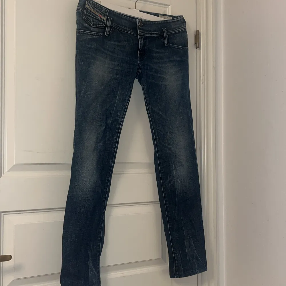 Skitsnygga mörkblåa diesel jeans! Inga defekter, size W28 L32 Straight leg! Kom med prisförslag. Kontakta mig vid exakta mått. . Jeans & Byxor.