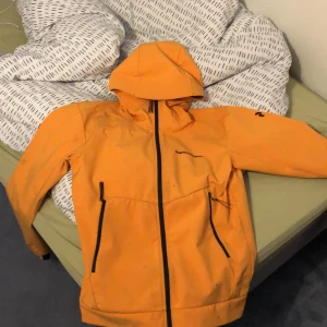 Peak performance  - Skön höst Jacka. Är tålig mot vatten, vind och kan även användas när det snöar då jackan är spänd vid vristerna och midjan. Skriv för fler bilder eller frågor om jackan 😁