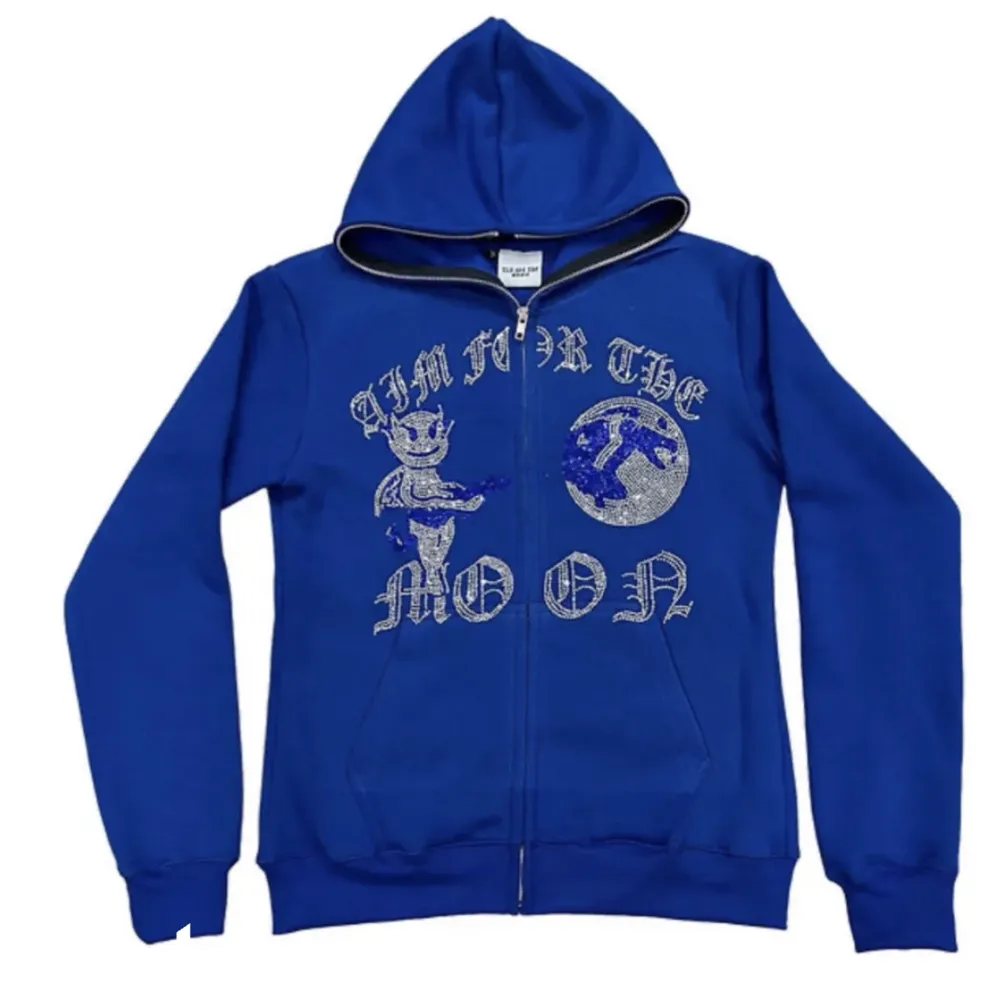 Blå Aim for the moon hoodie, inga defekter, köptes för runt 900, skriv för fler bilder💙pris kan diskuteras . Hoodies.